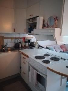 Kuchyň nebo kuchyňský kout v ubytování Central cozy accommodation, single room or bed in dormroom