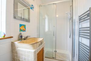 O baie la PuffinPatch - Beachside Cottage +10 fotografii