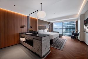 Ένα ή περισσότερα κρεβάτια σε δωμάτιο στο Intercity Hotel Shantou CHJ