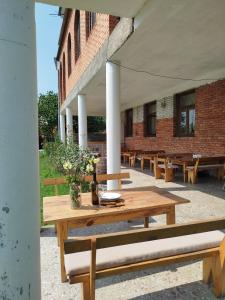 un gruppo di tavoli da picnic di fronte a un edificio di Gremeli Wine & Hotel a Gremi