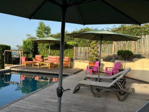 B&B Maison des Etoiles Chambre d'hôtes Adult Only内部或周边的泳池