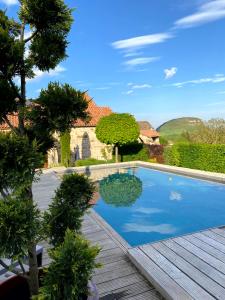 VerrièresB&B Maison des Etoiles Chambre d'hôtes Adult Only的院子里的游泳池