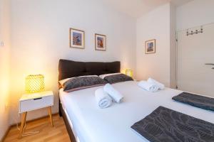 een slaapkamer met een groot wit bed in een kamer bij Apartment Dora family only in Vodice