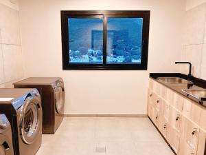 cocina con lavadora y ventana en Smart AirLoft - Salta, en Salta 12 fotos más