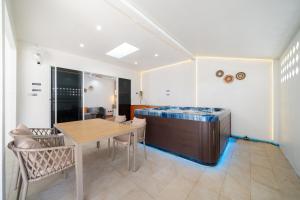 Un comedor con mesa y sillas en Patong private home 4BR Jazzuci sleep 10, en Patong Beach 47 fotos más