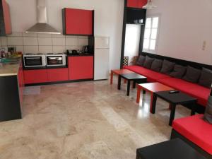 Kuchyň nebo kuchyňský kout v ubytování Fira Backpackers Place + 10 fotografií