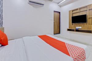 Postel nebo postele na pokoji v ubytování Hotel New Shiv INN