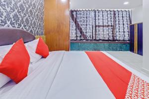 Postel nebo postele na pokoji v ubytování Hotel New Shiv INN