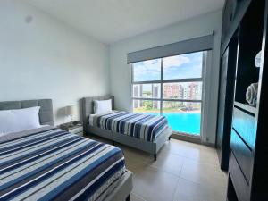 Un dormitorio con una cama y vistas a una piscina. en Dreams Lagoon by Andiani Travel, en Cancún 108 fotos más