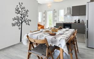 Η κουζίνα ή μικρή κουζίνα στο 2 Bedroom Gorgeous Home In Plaka