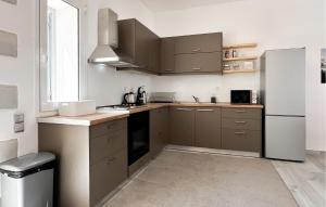 Η κουζίνα ή μικρή κουζίνα στο 2 Bedroom Gorgeous Home In Plaka