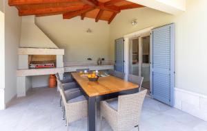 une salle à manger avec une table et des chaises en bois dans l'établissement 3 Bedroom Awesome Home In Nedescina, à Nedeščina 30 autres photos