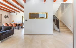 un salon avec un canapé et une table dans l'établissement 3 Bedroom Awesome Home In Nedescina, à Nedeščina