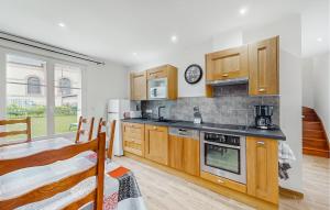 Η κουζίνα ή μικρή κουζίνα στο Nice Home In Grainville-La-Teinturi