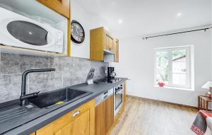 Η κουζίνα ή μικρή κουζίνα στο Nice Home In Grainville-La-Teinturi