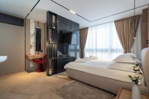 ein Schlafzimmer mit großem Bett und großem Fenster in der Unterkunft Luxury Rooms - FOR GIFT in Zadar