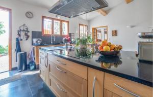 Η κουζίνα ή μικρή κουζίνα στο Beautiful Home In Besse-Sur-Issole