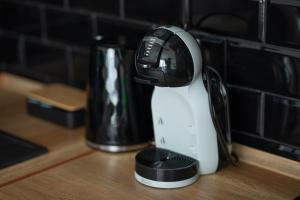 een mixer op een aanrecht bij Apartamenty Zielona in Zielona Góra +7 foto's