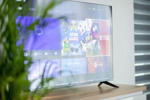 een flatscreen-tv zittend op een tafel bij Apartamenty Zielona in Zielona Góra