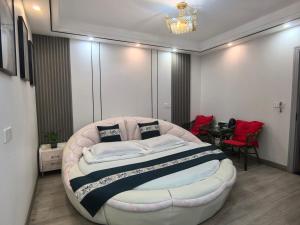 Ein Bett oder Betten in einem Zimmer der Unterkunft 西塘明清雕花大院尊闻堂百寿厅庭院民宿