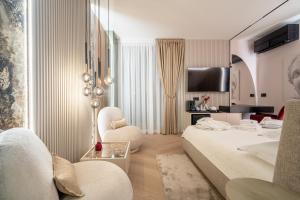 ein Hotelzimmer mit einem Bett und einem Fernseher in der Unterkunft Luxury Rooms - FOR GIFT in Zadar