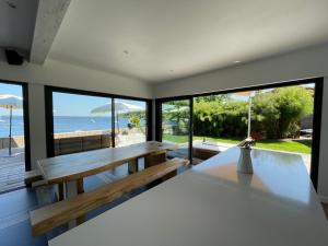 ein Wohnzimmer mit einer Bank und Meerblick in der Unterkunft Villa 7 in Le Moutchic