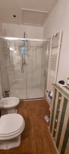a bathroom with a shower and a toilet and a sink at Appartamento vicino al mare in Marina di Pietrasanta
