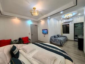 Ein Bett oder Betten in einem Zimmer der Unterkunft 西塘明清雕花大院尊闻堂百寿厅庭院民宿