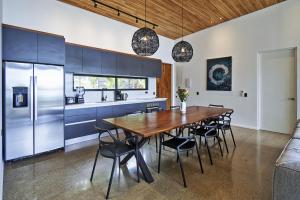 Kuchyň nebo kuchyňský kout v ubytování Villa Alba Malpais 4ensuite rooms ocean view by Sea N Sun