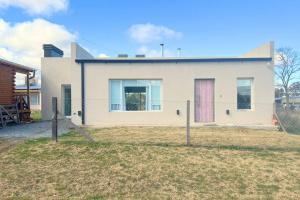 una casa con una porta rosa nel cortile di Casa Quinta Gardey a Gardey