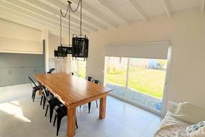 una sala da pranzo con tavolo e sedie in legno di Casa Quinta Gardey a Gardey
