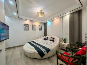 Ein Bett oder Betten in einem Zimmer der Unterkunft 西塘明清雕花大院尊闻堂百寿厅庭院民宿