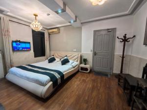 Ein Bett oder Betten in einem Zimmer der Unterkunft 西塘明清雕花大院尊闻堂百寿厅庭院民宿