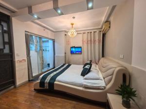 Ein Bett oder Betten in einem Zimmer der Unterkunft 西塘明清雕花大院尊闻堂百寿厅庭院民宿