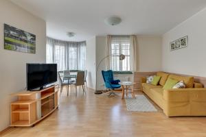 Televízia a/alebo spoločenská miestnosť v ubytovaní Apartamenty Haffnera by Grand Apartments