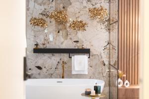 Ein Badezimmer in der Unterkunft Luxury Rooms - FOR GIFT