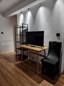 a desk and a chair in a room at Spichlerz na Krakowskiej in Kazimierz Dolny
