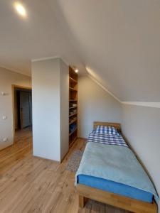 Ένα ή περισσότερα κρεβάτια σε δωμάτιο στο Apartament Blisko Lasu