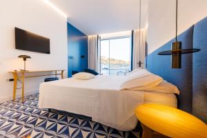 A bed or beds in a room at Hotel La Roccia