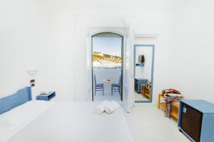 A bed or beds in a room at Hotel La Roccia