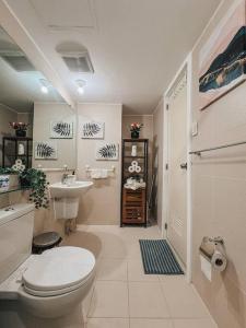 Bagno di 2BR Penthouse with Wide Balcony and 7ft Billiards The Polaris Penthouse at Azure North