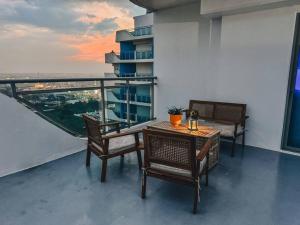 Balcone o terrazza di 2BR Penthouse with Wide Balcony and 7ft Billiards The Polaris Penthouse at Azure North