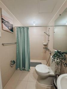 Bagno di 2BR Penthouse with Wide Balcony and 7ft Billiards The Polaris Penthouse at Azure North