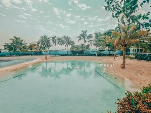 Piscina di 2BR Penthouse with Wide Balcony and 7ft Billiards The Polaris Penthouse at Azure North o nelle vicinanze