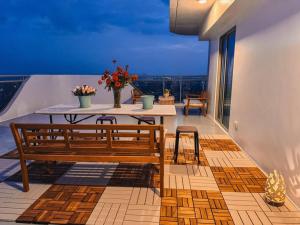 Balcone o terrazza di 2BR Penthouse with Wide Balcony and 7ft Billiards The Polaris Penthouse at Azure North