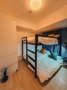 Letto o letti in una camera di 2BR Penthouse with Wide Balcony and 7ft Billiards The Polaris Penthouse at Azure North