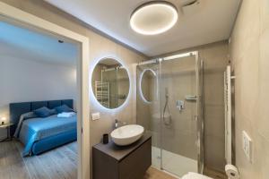 科莫Alex's Luxury Lake View Apt Pool and Tennis的一间带水槽和淋浴的浴室以及一张床