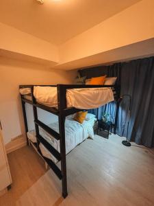 Letto o letti in una camera di 2BR Penthouse with Wide Balcony and 7ft Billiards The Polaris Penthouse at Azure North