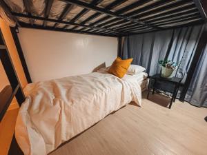 Letto o letti in una camera di 2BR Penthouse with Wide Balcony and 7ft Billiards The Polaris Penthouse at Azure North