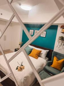 Letto o letti in una camera di 2BR Penthouse with Wide Balcony and 7ft Billiards The Polaris Penthouse at Azure North
